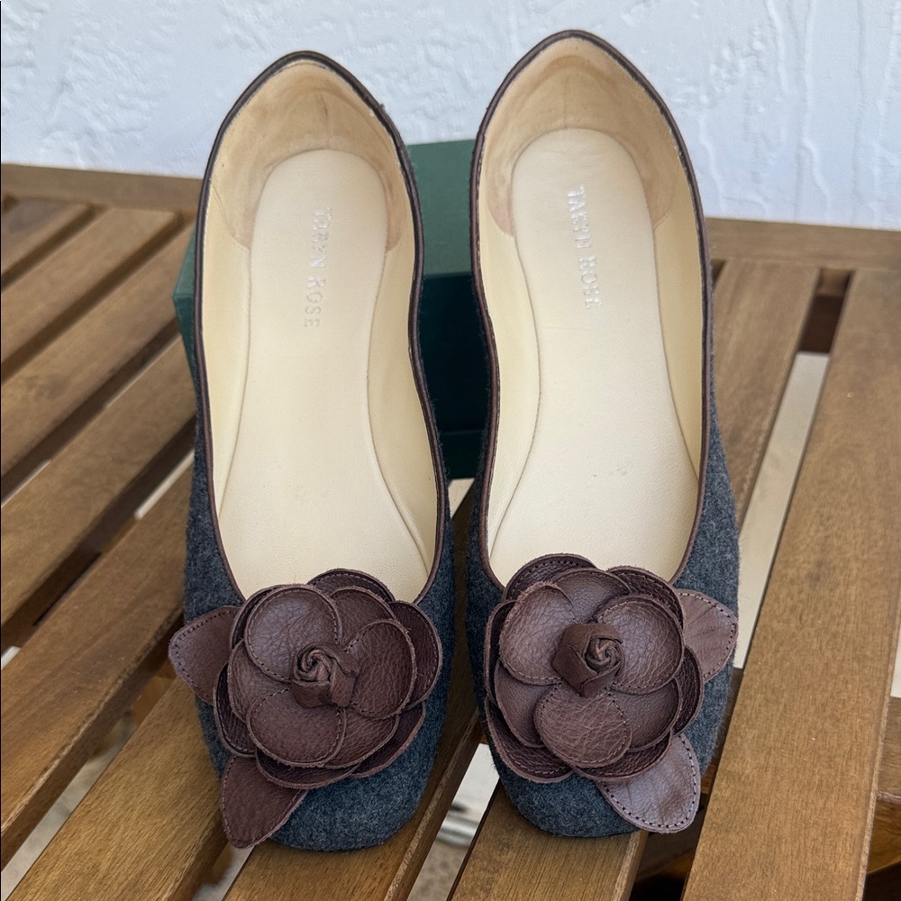 Taryn Rose Women's Charcoal and Chocolate Floral Flats